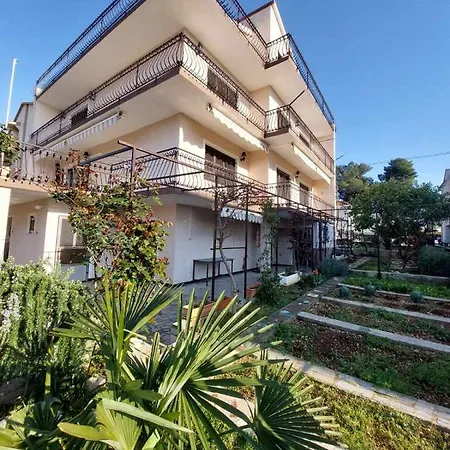 Petra Apartment *